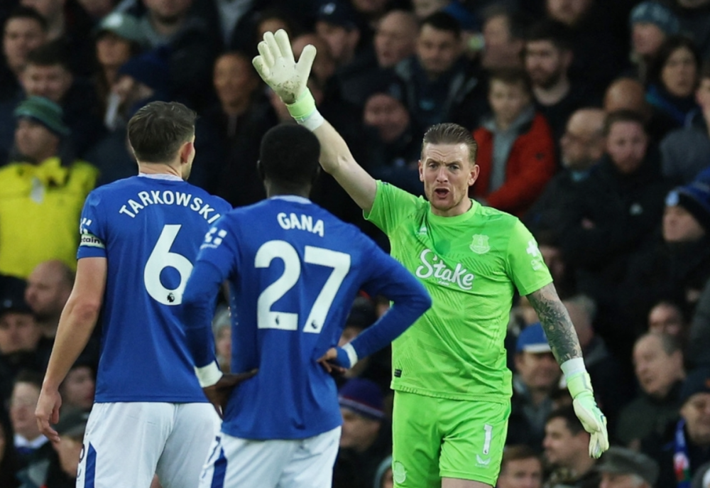 开云官网-包含赛地聚焦——英超今夜热度飙升，瓦伦西亚伤情更新，悬念犹存，更衣室氛围转暖的词条